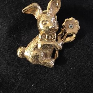 Avon 1992  "Honey Bunny" Gold Rabbit Brooch / lapel pin holding with Flower